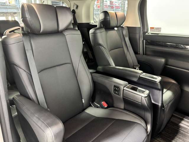 【2列目シート】店舗にて現車の確認も頂けますので、お電話で在庫のご確認の上是非ご来店くださいませ！！！後席モニター(フリップダウンモニター)の取付も可能です。
