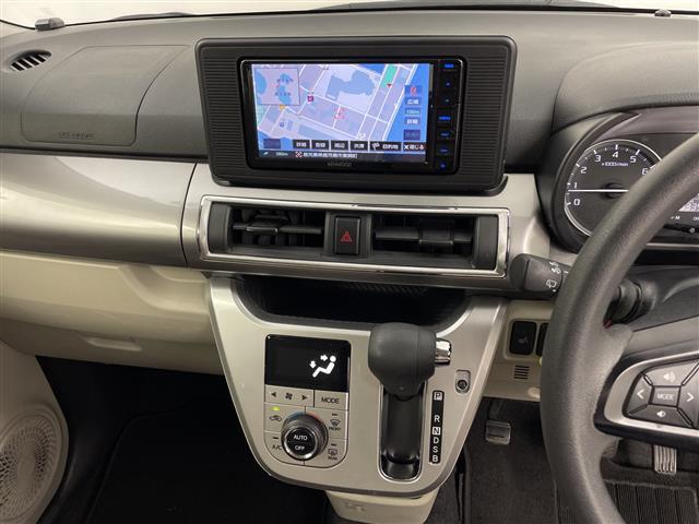 【グローブボックス】車検証ケースや、日頃使う小物類の収納に便利ですね！