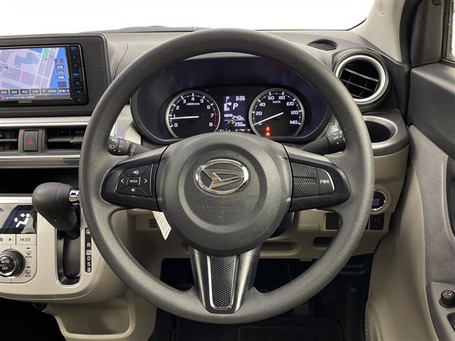 【ハンドル】軽い力で扱いやすいハンドルです。目立つ傷やスレなどなく綺麗な状態です！除菌プランいれていただくとさらに快適に！清潔なお車はお子様にも安心ですね！