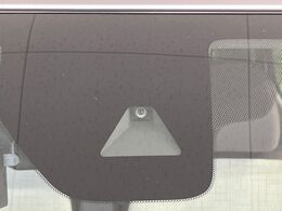 【インテリジェントエマージェンシーブレーキ】フロントカメラで前方の車両や歩行者を検知。衝突しそうな時は衝突被害軽減ブレーキが作動、衝突回避をサポート。より安全にドライブをお楽しみいただけます。