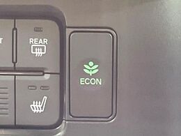 【シートヒーター】寒い日に重宝するシートヒーター！エアコンより早く温まってくれるので寒がりの人も安心ですね♪エアコンの温風は乾燥するから苦手、という方にもをおすすめです。