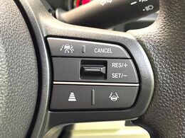 【アダプティブクルーズコントロール】高速道路での長距離走行が楽に！！自動で速度を保つクルーズコントロールが、衝突軽減システムと連携し、前方の車両を感知して車間を保つように速度調節してくれます！！