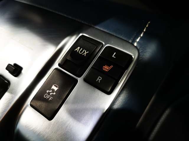 運転席と助手席に装備したシートヒーター装備寒い日もエアコンが温める前にいち早く温めてくれる人気快適装備になります。