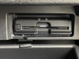 【ETC】有料道路を利用する際に料金所で停止することなく通過できる、ETC車載器（ノンストップ自動料金収受システム機器）が装備されています。セットアップを行うことで利用可能になります。