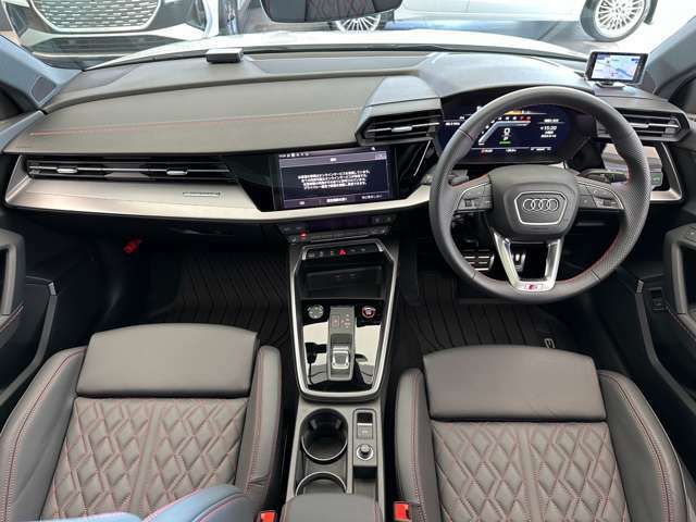スイッチ類の配置、クリック感、ハンドルの本皮の手触り、ダッシュボードの柔らかさ、室内の匂いなど、Audiのこだわりを随所に感じることができます。