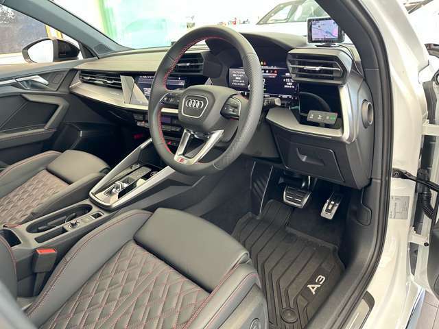 スイッチ類の配置、クリック感、ハンドルの本皮の手触り、ダッシュボードの柔らかさ、室内の匂いなど、Audiのこだわりを随所に感じることができます。