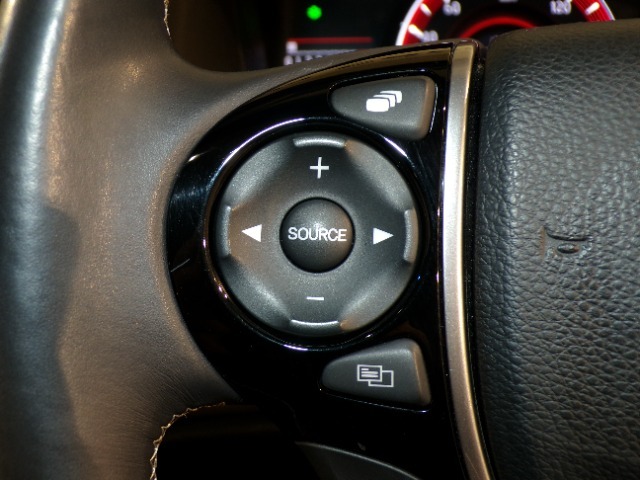 【ステアリングリモコン】ステアリングにオーディオ調節可能なスイッチが装備されていますので運転中でも視線をそらさずにオーディオの調節が可能です！