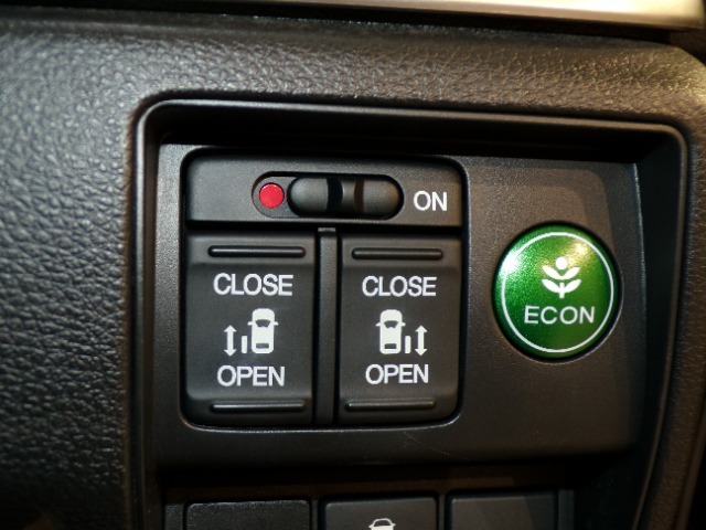 【電動スライドドア】ボタン一つで自由自在に開閉が可能！指先一つで運転席からどちらのドアも開閉できるので非常に便利な装備です！挟み込み防止機能もついているので小さなお子様がいる方も安心です！