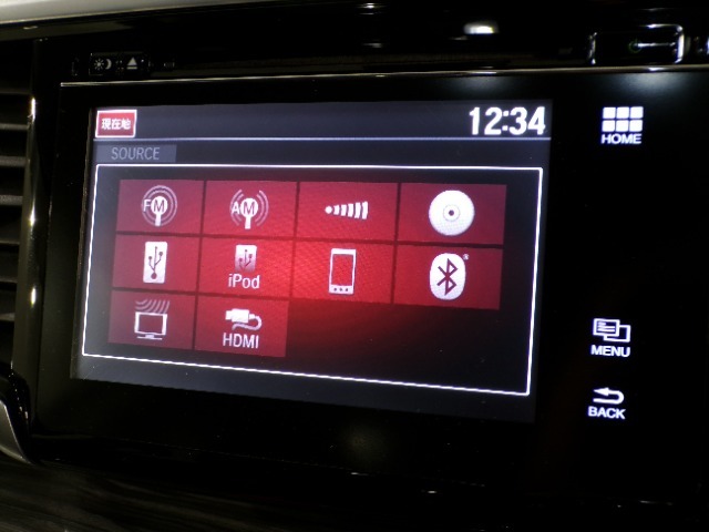 CD、DVD、Bluetooth、AM、FM、AUX、スマートフォン接続ができます。