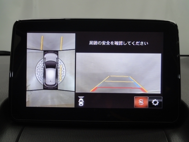 狭い場所での駐車やすれ違いなどでより的確な運転操作に役立つ360°ビューモニターが装備されています。