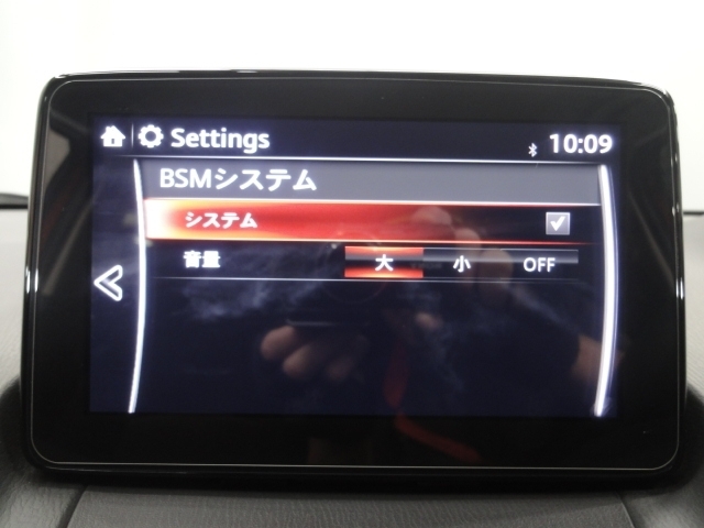 リアバンパーの内側に設置したセンサーで側方・後方からの車両接近を感知し、ドアミラーの鏡面に備えたインジケーターの点滅でドライバーに通知♪ドライバーの安全確認をサポート致します。