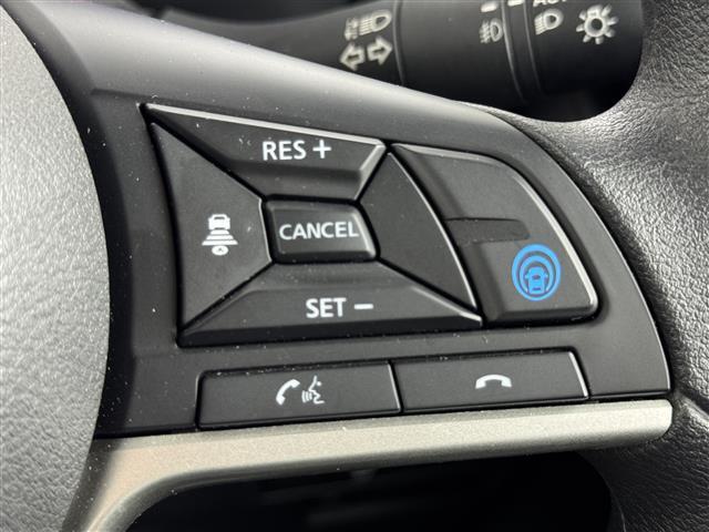 【プロパイロット】高速道路の渋滞走行や長時間の巡航走行時に、アクセル・ブレーキ・ステアリングをシステムが制御します！機能には限界があるためご注意ください。