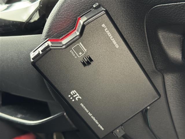 ◆【ETC】有料道路を利用する際に料金所で停止することなく通過できる、ETC車載器（ノンストップ自動料金収受システム機器）が装備されています。セットアップを行うことで利用可能になります。