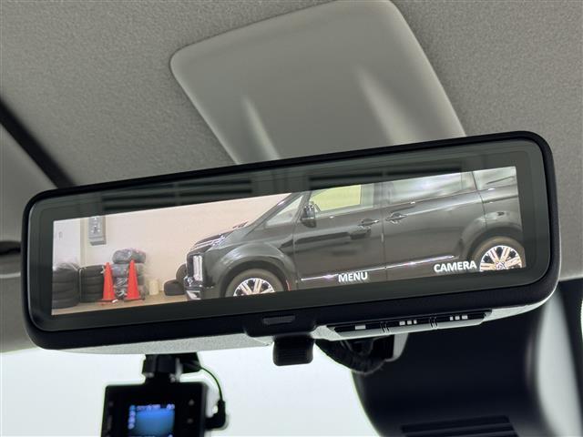 【デジタルルームミラー】車両後方カメラの映像をルームミラーに映すことが出来ます。 そのため、後席に人や荷物があって後方が見えづらい場合でもしっかり視界を確保することが出来ます。