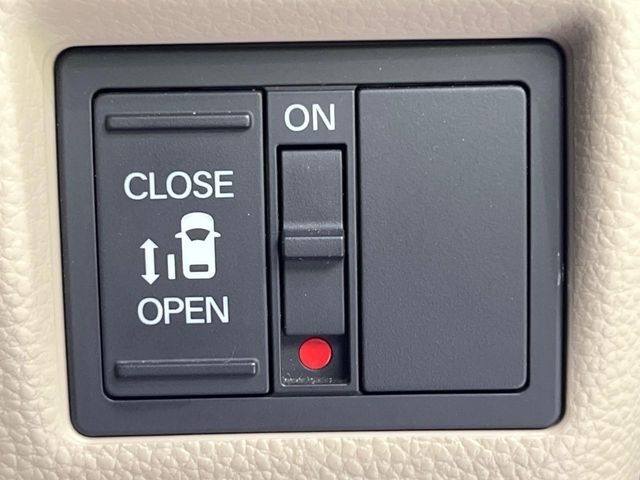 【パワースライドドア】スマートキーや運転席のスイッチでスライドドアの開閉が可能♪電動だから力を入れてドアを開ける必要が無く、小さいお子様でも、重い荷物を持っている時もラクに開け閉めできます♪