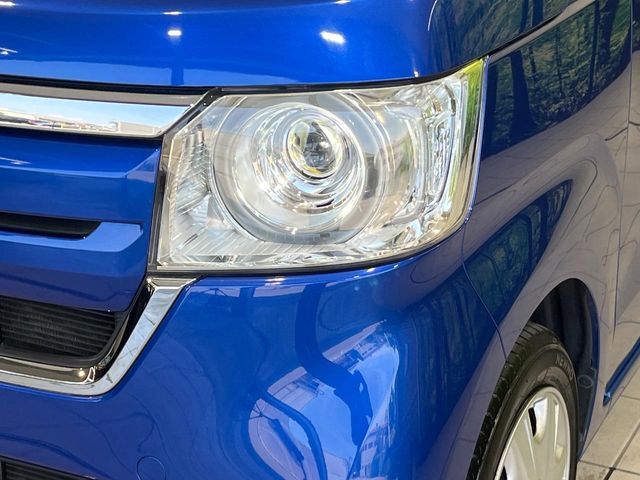 【LEDヘッドライト】悪天候や夜間走行時も良好な視界を確保し安心して運転できる高輝度LEDヘッドライトを装備！点灯速度が早く、消費電力も抑えられています。