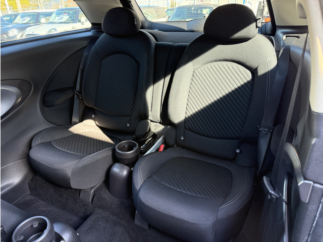 MINIならではのホールド力の高いシートを使用しております。後席には、チャイルドシートも取付可能です。