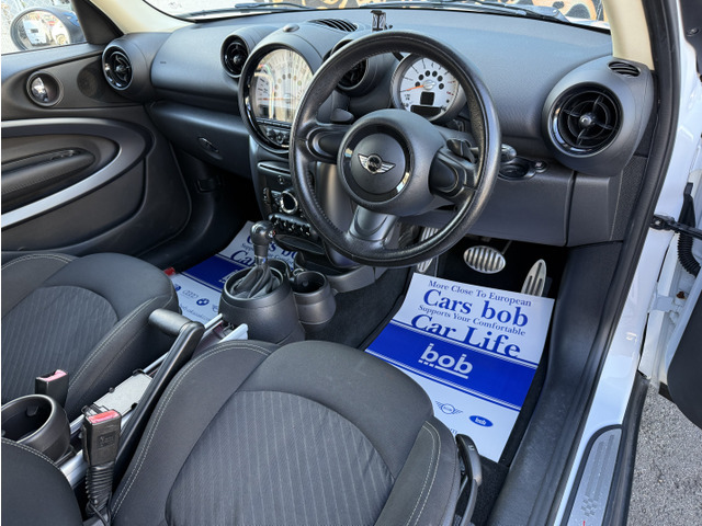 すっきりとしたシンプルな内装の造りは欧州車の魅力細部にまでこだわり抜かれたデザインが自慢ですので是非じっくりとご覧くださいませ。