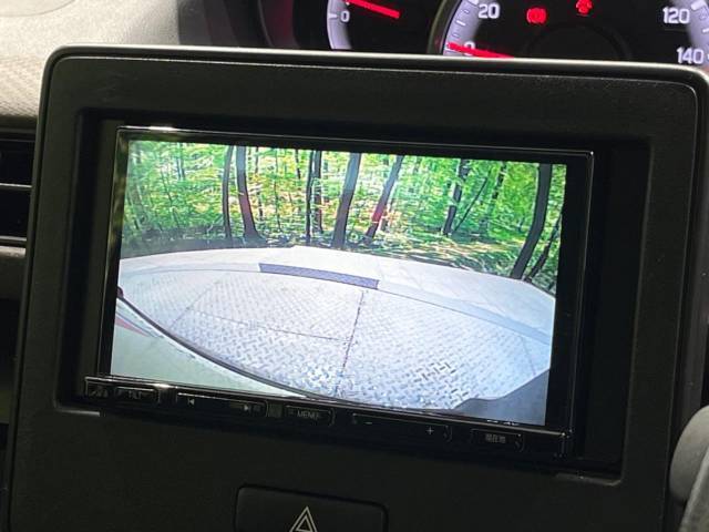 【バックカメラ】駐車時に後方がリアルタイム映像で確認できます。大型商業施設や立体駐車場での駐車時や、夜間のバック時に大活躍！運転スキルに関わらず、今や必須となった装備のひとつです！