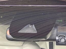 【トヨタセーフティセンス】走行中に前方の車両等を認識し、衝突しそうな時は警報とブレーキで衝突回避と被害軽減をアシスト。より安全にドライブをお楽しみいただけます。