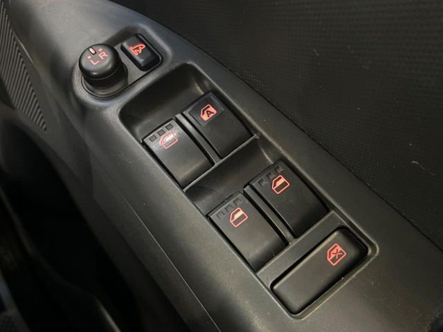 【電動格納ミラー】サイドミラーは電動格納式となっており、狭い駐車場でもキズがつくリスクを抑えられます。