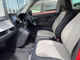 【フロアマット】車内を綺麗に保つのには必須のアイテムです。当店ではフカフカな新品マットも絶賛取り扱い中！ぜひご相談くださいませ。