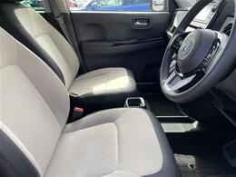 【運転席】座り心地が良いシートなので長時間の運転でも快適にお過ごしいただけます。新品のフロアマットのご注文も可能です。掲載箇所以外にご希望の写真がございましたらお気軽にお問い合わせ下さい。