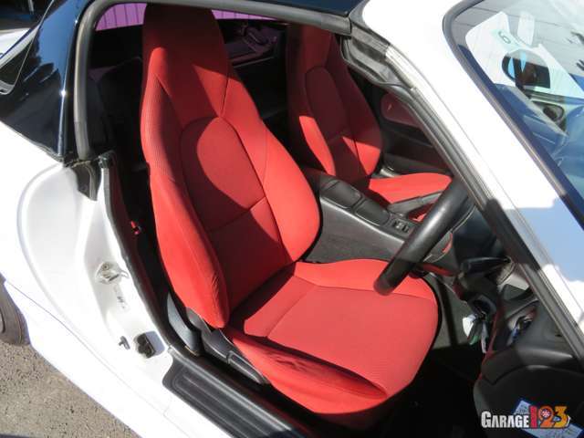 NR-Aといえば赤内装！多少汚れはあるものの座面は問題ございません。個人的には赤シート好きなんですよね～。