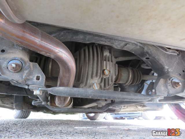 純正中間パイプがキレイ目なので一度交換は入っているかと思いますね。デフのボルトにマーキングあるので、過去にメンテが入っている証拠です。弊社もマーキングを行うのでこれを見るとちょっと安心します♪