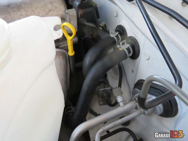 こちらはヒーターホース。2本ともに新品交換しております。特にエンジンに近い側は熱害でダメになりやすいので、心配は少なくて済みますね♪