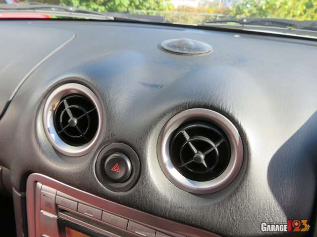 ダッシュボードには固定器具用の板が残り、多少キズが見られます。多分ですがはがすときに痛めたのでしょうね。よくあります。正直それほど気になる事はございません。夜だとわからないです。