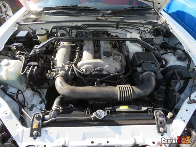 ノーマルな雰囲気のエンジンルーム。ご覧の通りラジエター新品にしました。ご納車前にはエンジン・ミッション・デフ・ブレーキクラッチフルード交換はセットになっていますので、気持ちよくお乗り出し頂けます。