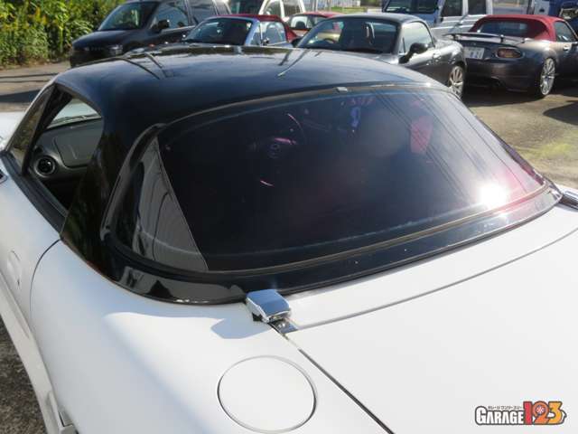 黒のハードトップ。幌は残念ながら状態が良くありません。推定ですが幌がダメになりハードトップを装着したのでは…と見ております。トップロックも多少は劣化が見られますがギリギリ調整は行いました。