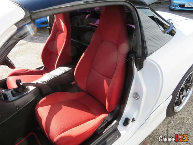 助手席も同様の赤シートになります。多少汚れはありますがお乗り頂くには問題ございません。