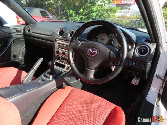 ステアリングは純正赤ステッチの上に革を新たに巻き直している感じです。ヨレなどは無くちょっと握りが太めになりますが、操作感は違和感ございません。意外と太めも運転しやすいですね♪