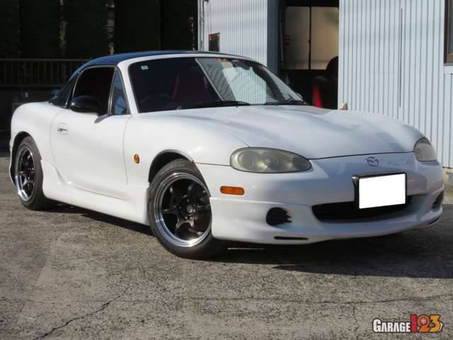 まずは外装に関して。キレイな白ではありますが正直クリアが薄くなってきております。ただ色味もあいまって近くでみてもそれほど気にならないかとは思います。ハードトップとミラー、ホイールが黒ベースなので→