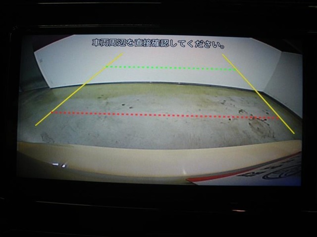 バックモニター付き。車両後方の映像がナビ画面に表示されるので、車庫入れが苦手な人も安心です。ただし、目視確認もお忘れなくお願いいたします。