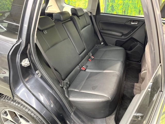 後部座席も気になるようなキズ・汚れやへたり等、大きなダメージはなく、良好な状態です。