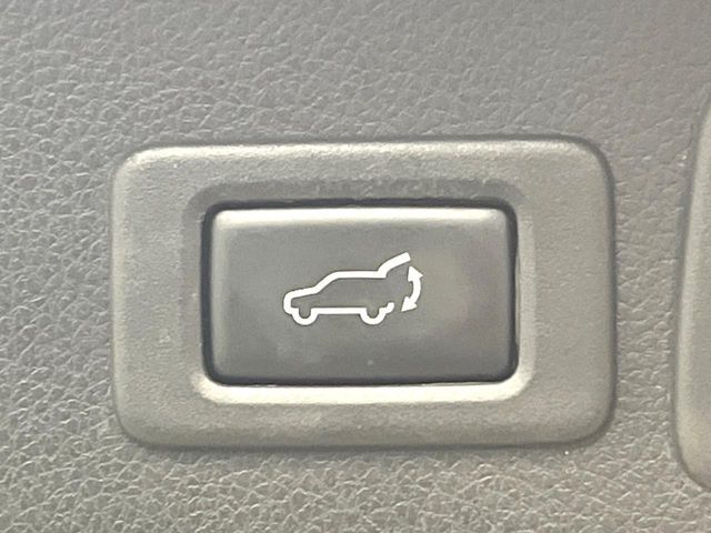 【パワーバックドア】スマートキーや運転席のボタンを押すだけでリアゲートが自動で開閉します！荷物を持っている時や、高い位置にあるバックドアを閉める際に便利な機能です♪