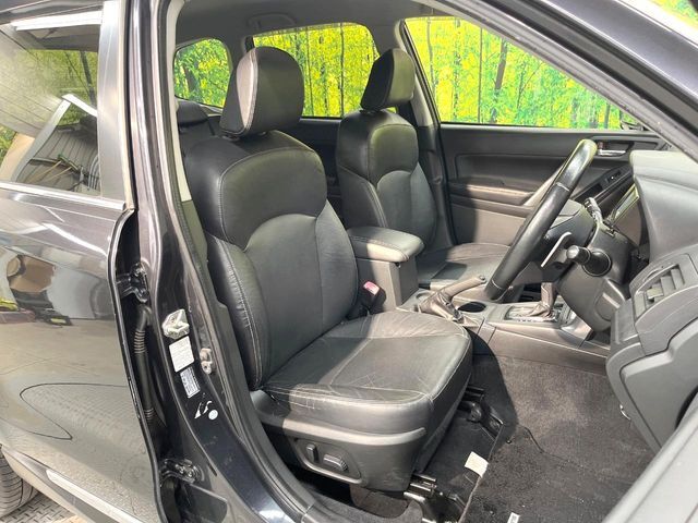 【黒革シート】上質な本革を使用し、高級感あふれる黒革シート。常に体に触れる部分だから、座り心地の良さにはこだわりたいですね♪汚れの付着や劣化を抑制する内装コーティング施工もおススメですよ♪