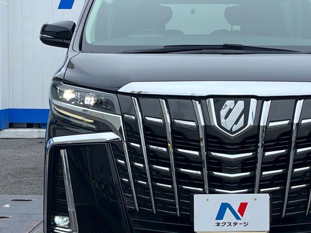 【LEDヘッドライト】悪天候や夜間走行時も良好な視界を確保し安心して運転できる高輝度LEDヘッドライトを装備！点灯速度が早く、消費電力も抑えられています。