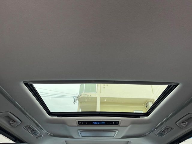 【サンルーフ】開放感たっぷりの希少装備、サンルーフが装着されています！車内に明かりを取り入れたり景色を楽しむ以外にも、車内の空気も簡単に換気できて快適です！