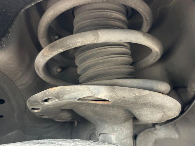 お車を安心してお乗りいただく為には、足回りの定期点検が欠かせません。サービスサポート（有償保証）では無料点検もご提供しており、安心のカーライフをお過ごしいただけるサポート体制が整っています。