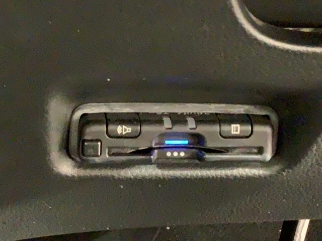 いまや快適なカーライフに欠かせないETCが付いています。