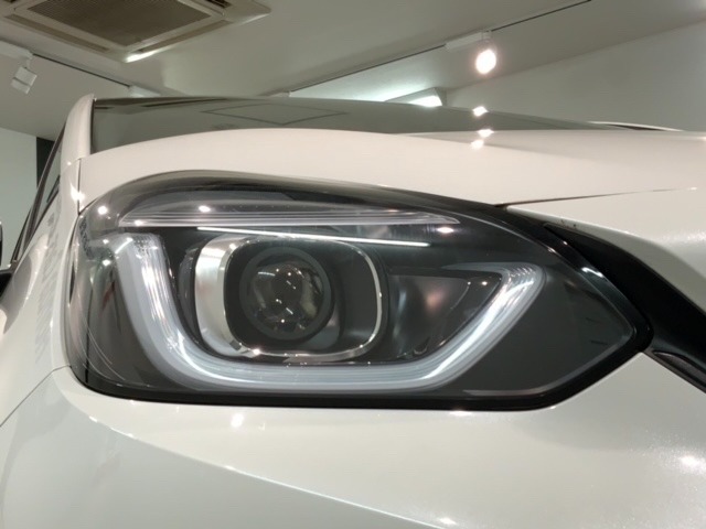 LEDヘッドライトは、点灯の瞬間から最大光量を発揮し、突然暗くなるトンネルなどでの安定感を高めます。
