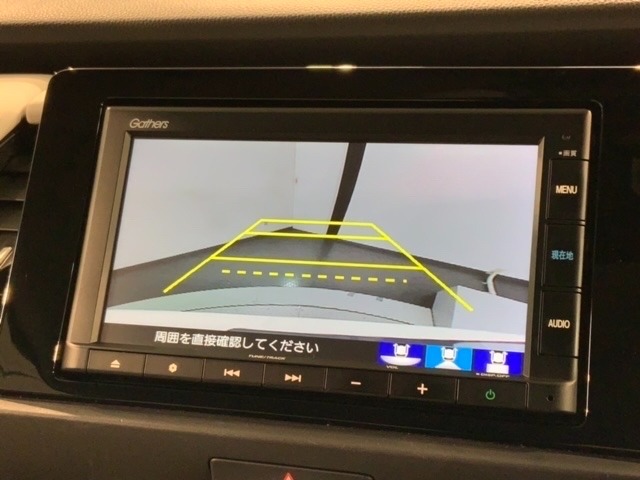 リバースギアに入れるだけで後方の表示へ切り替わります。夜間や雨の日の駐車も楽になりますよ。