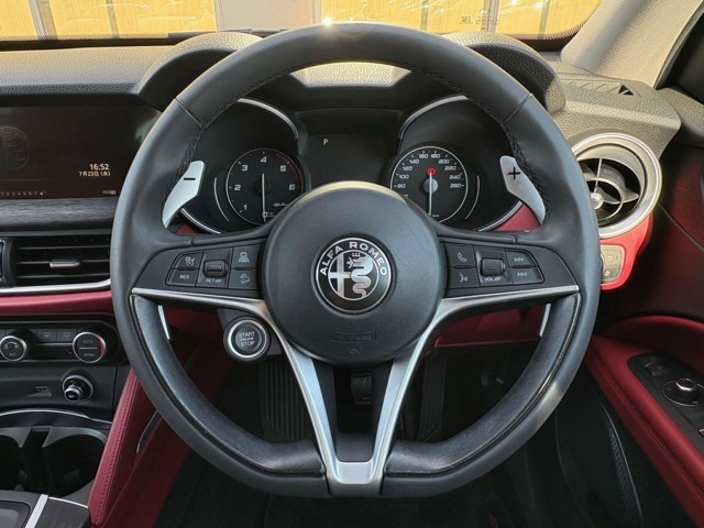 LIBERALAは、輸入車選びの新たなスタイルを提案するインポート・セレクト・ブランドです。オーナー様となる方がクルマから直接感じる感性を第一にした、最良の一台との出会いをコーディネートいたします。