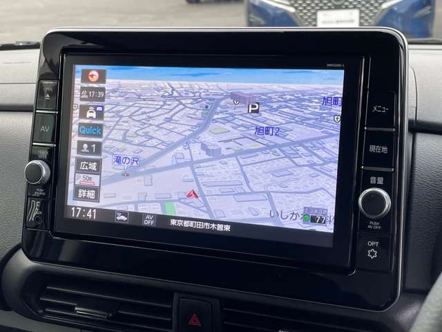 日産純正のカーナビが付いておりますので知らない所でもサポートしますので安心ですね。色々な機能でドライブも快適ですね。