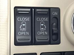 【両側パワースライドドア】スマートキーや運転席のスイッチで後席両側スライドドアの開閉が可能♪電動だから力を入れてドアを開ける必要が無く、小さなお子様でも簡単に開け閉めでき快適です♪