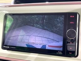 【バックカメラ】駐車時に後方がリアルタイム映像で確認できます。大型商業施設や立体駐車場での駐車時や、夜間のバック時に大活躍！運転スキルに関わらず、今や必須となった装備のひとつです！